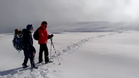 VIDEO | Pe un viscol năprasnic, salvamontiștii l-au găsit pe un tânăr dormind într-un sac, în Făgăraș