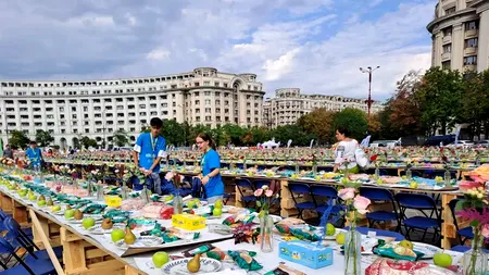 Bucureștiul stabilește un record mondial: 20.000 de oameni au mâncat împreună la o masă lungă de 5,4 km