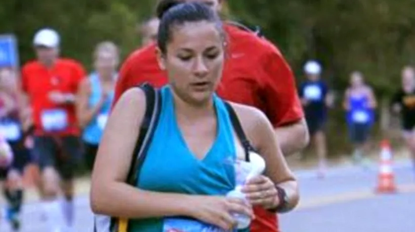 Fotografia zilei: ce face această ''mamă-eroină'' din SUA în timpul unui semimaraton