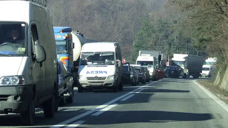Coloană de mașini pe Valea Prahovei, pe sensul de coborâre dinspre munte. Rutele alternative recomandate de poliția rutieră
