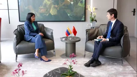 Delcy Rodriguez îl sfidează pe Trump. Președintele interimar al Venezuelei s-a întâlnit cu ambasadorul Chinei, în ciuda intenției lui Trump de a domina total emisfera vestică