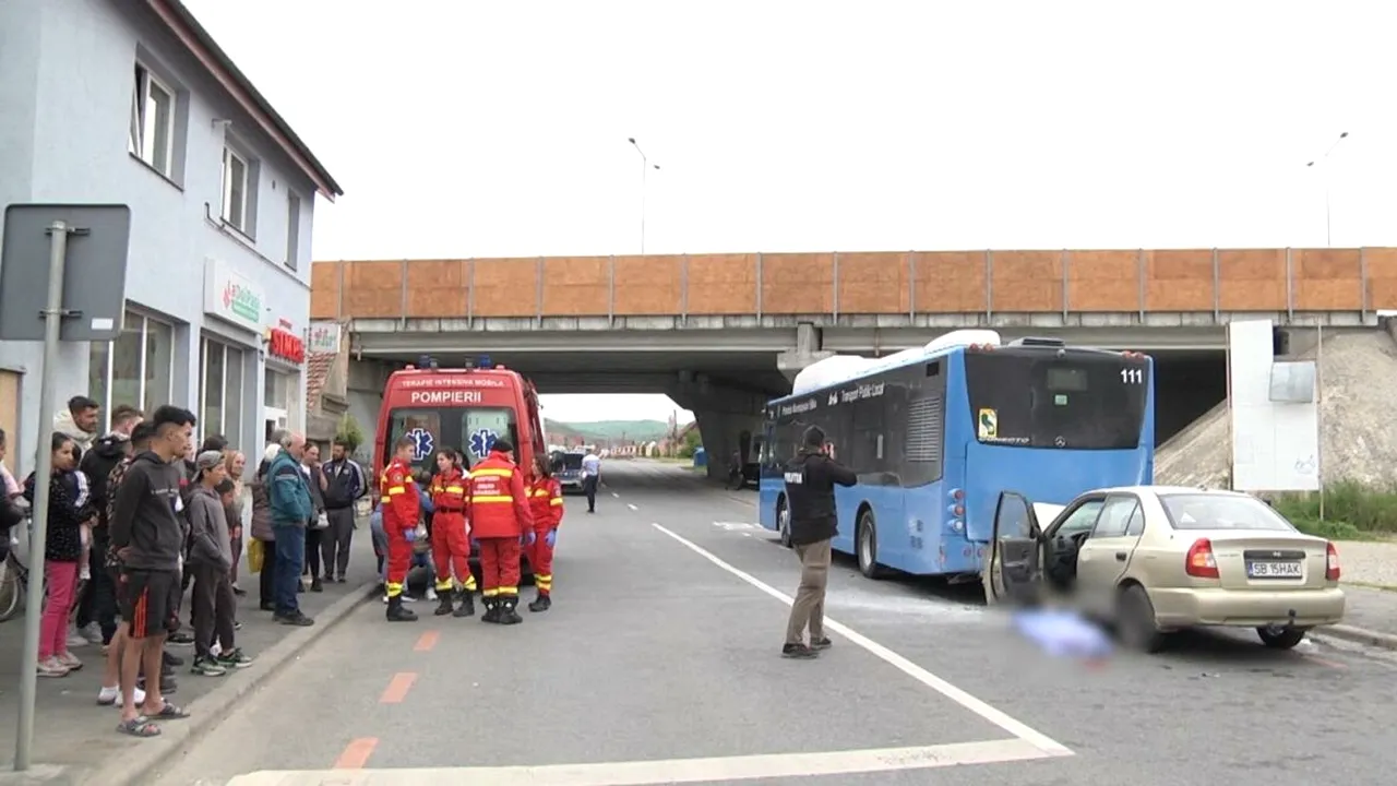 ACCIDENT GRAV în Sibiu! Un tânăr de 24 de ani a intrat cu mașina într-un autobuz oprit în stație. Băiatul nu a mai avut nicio șansă