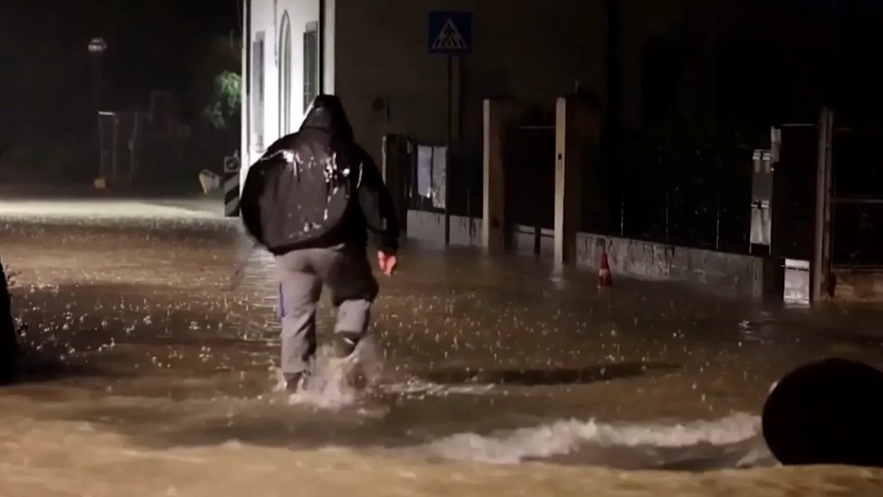 CAPITALA, sub asediul ploilor și al rafalelor de vânt. Temperaturi cu 10 grade mai mici decât media normală