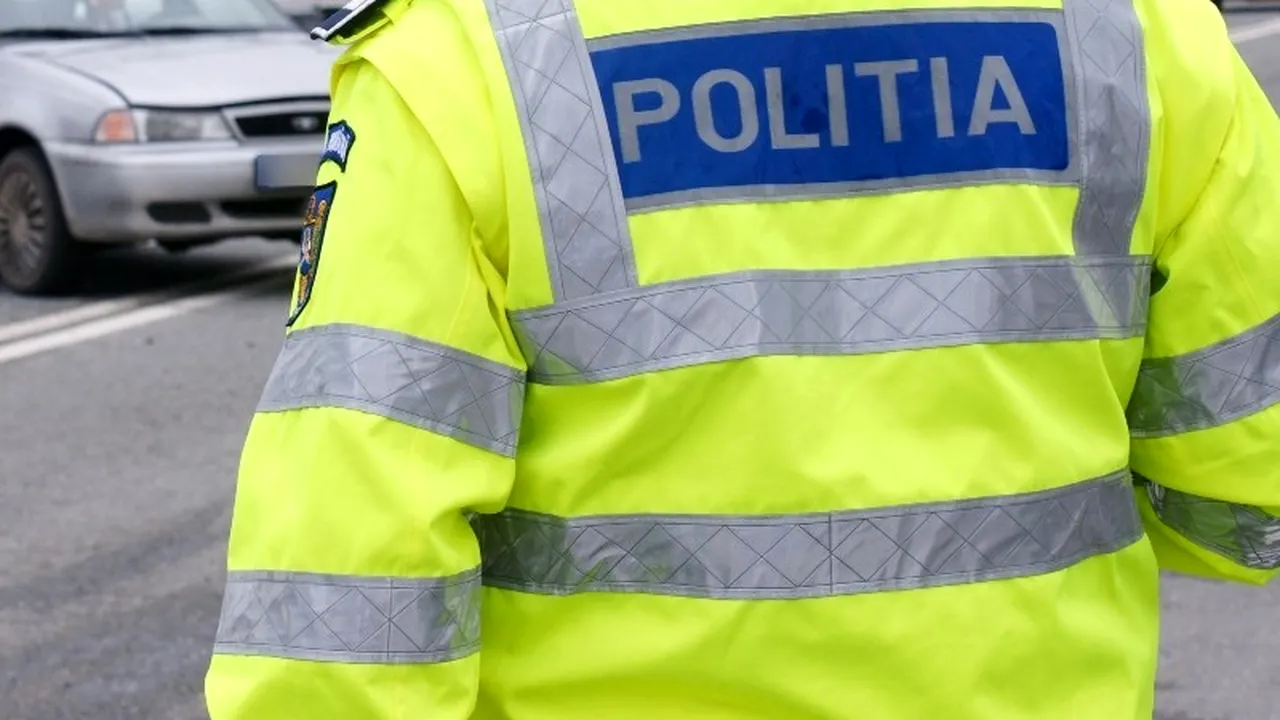Tânăr căutat prins de polițiști, după ce a crezut că este urmărit de o mașină de poliție care mergea la un accident și a provocat un accident, lovind o femeie pe trotuar
