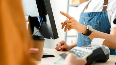 Plata cu cardul devine OBLIGATORIE pentru toți comercianții. Cum schimbă noile reglementări peisajul PLĂȚILOR în România