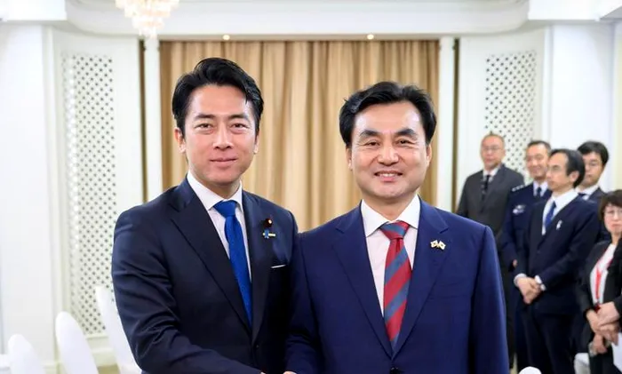 Ministrul sud-coreean al Apărării, Ahn Gyu-back și ministrul japonez al Apărării, Shinjiro Koizumi