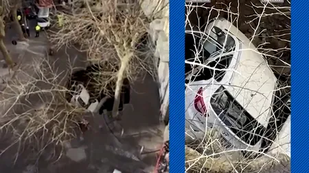 ÎNGHIȚIȚI de canalizare. Două mașini și un copac au intrat în pământ la Napoli