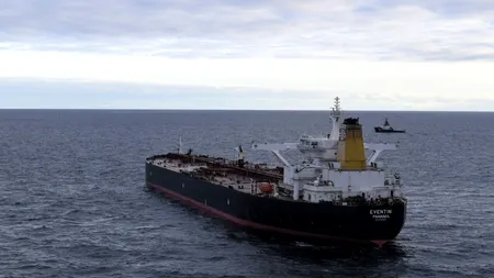 Navă din „flota fantomă” a Rusiei, încărcată cu tone de petrol, remorcată într-un port german / ACUZAȚII grave privind securitatea europeană