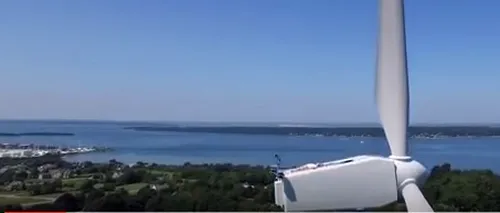 Ce făcea un bărbat  pe o turbină eoliană, la 60 m înălțime. Imagini surprinzătoare filmate cu o dronă