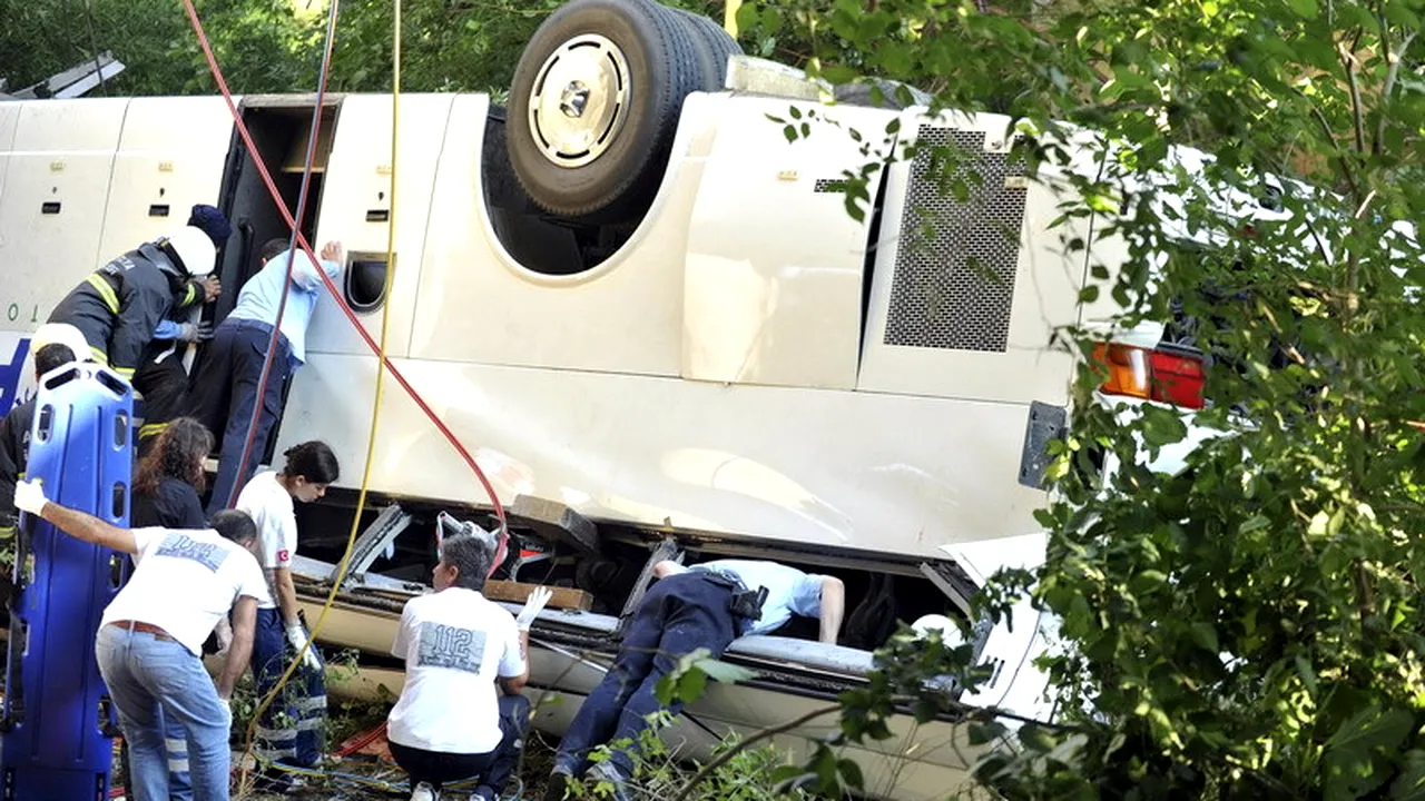 ACCIDENT DE AUTOCAR.  Autovehiculul s-a RĂSTURNAT în apropiere de vama arădeană Nădlac. O persoană a murit 