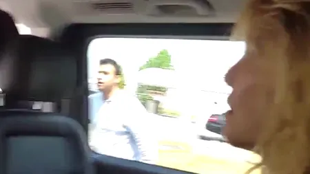 Courtney Love, atacată la Paris de protestatarii anti-Uber, a cerut intervenția președintelui Hollande