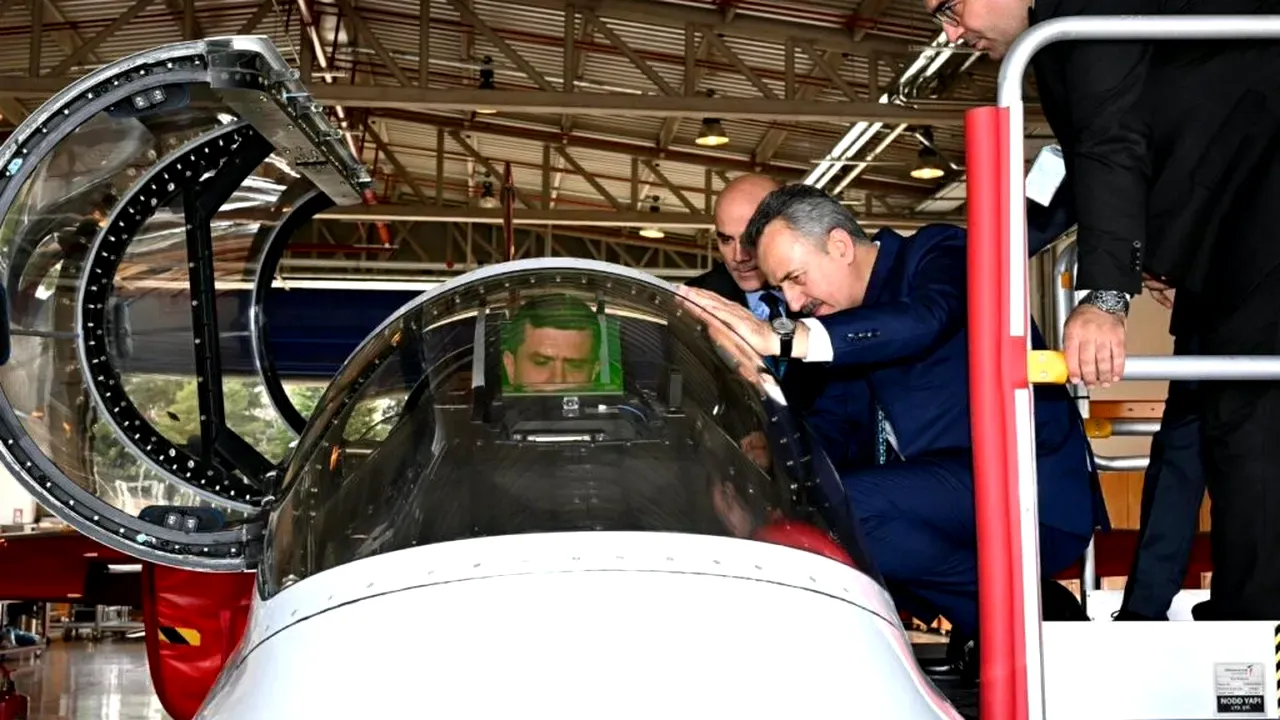 Radu Miruță a vizitat instalațiile Turkish Aerospace Industries înaintea Summitului NATO. Ministrul a urcat și în carlinga unei aeronave