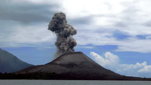 Localități întregi acoperite de cenușă, după erupția unui vulcan din Indonezia. Foto