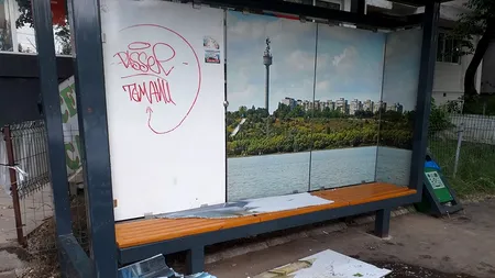 Adăposturile din stații destinate călătorilor din Galați, distruse la puțin timp după montare 