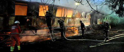 Incendiul din Gara Bacău, stins de pompieri; două vagoane de călători au ars în totalitate 