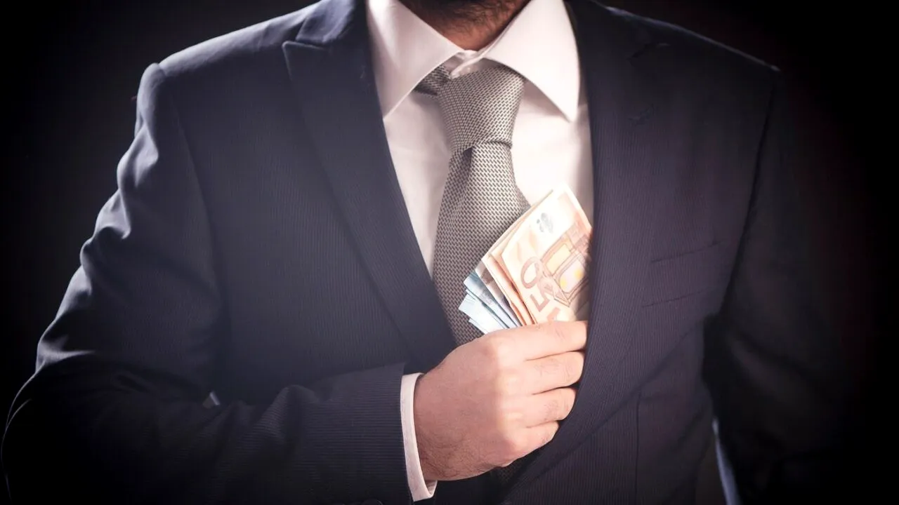 Descoperire șocantă în țara cu 1.000.000 de români. „Comoara” lui Escobar, găsită în pereții casei unui fost șef ANTIFRAUDĂ. De unde proveneau banii