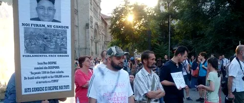 Aproape 200 de persoane au protestat în Piața Universității cerându-i demisia lui Victor Ponta