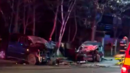 VIDEO EXCLUSIV. Grav accident pe Șoseaua Bucium din Iași: Cinci persoane au ajuns la spital / Doi șoferi de 19 ani s-au ciocnit frontal