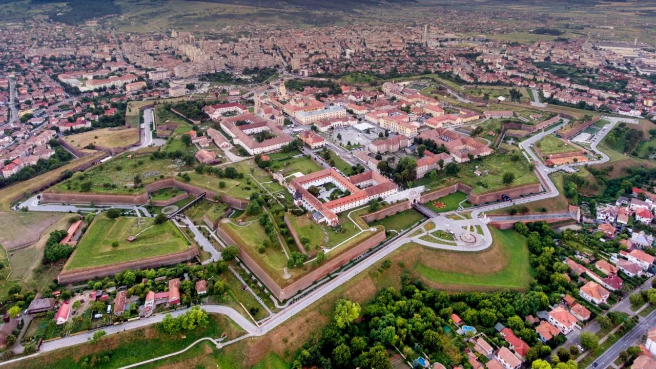 BCR oferă 60 de burse la cursurile de formare în IT „Generația Tech” pentru tinerii de 17-25 de ani din județul Alba