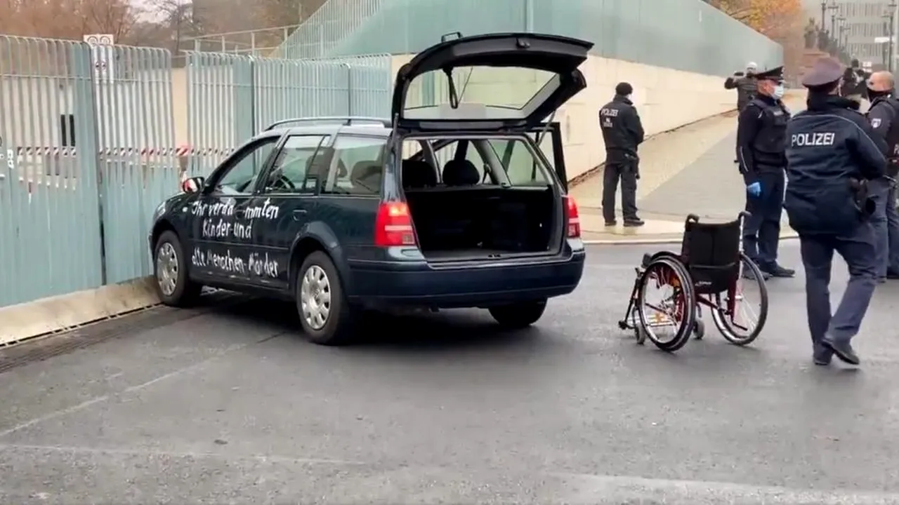 Atentat terorist eșuat la Berlin?! Un șofer a intrat cu mașina în biroul cancelarului Angela Merkel! / UPDATE. Presa germană: era o mașină-capcană! (SURSE) - Galerie FOTO