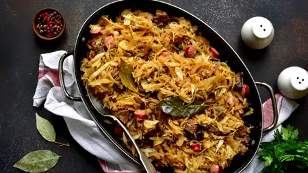 Rețetă de varză călită pe care s-o pregătești în 40 de minute. Ingredientul care face preparatul să se topească în gură!