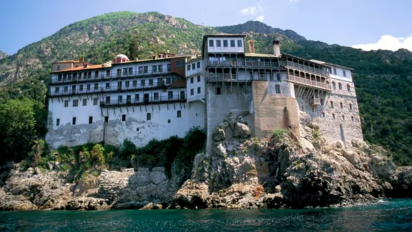 Viziunile unui părinte de la Athos: „Pe Nicușor Dan l-am văzut alb, inert, iar în spatele lui era o fiară mare”