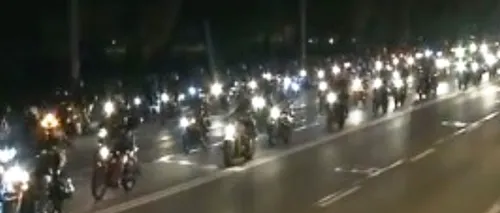 Câteva sute de motocicliști au aprins lumânări la locul accidentului în care a murit polițistul din coloana oficială a lui Gabriel Oprea