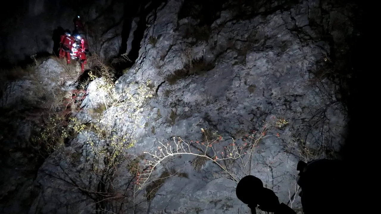 O persoană dispărută în zona Rânca este căutată de salvamontişti cu un câine şi o dronă cu termoviziune