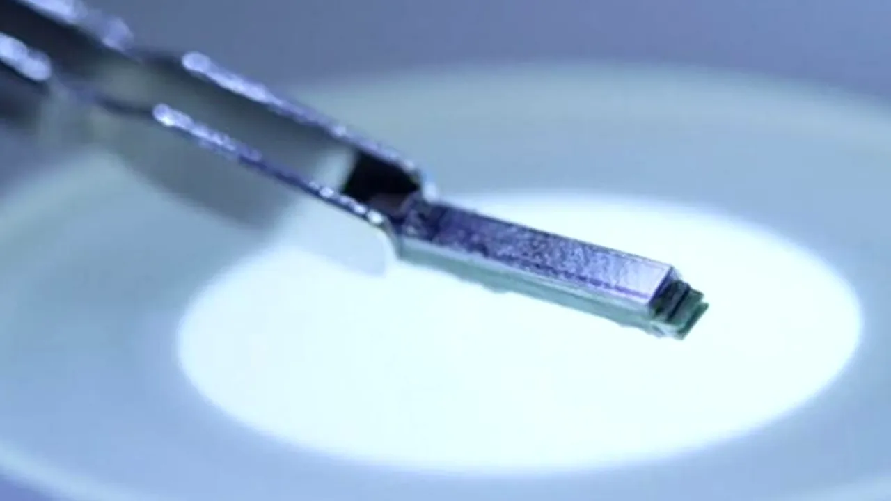 Implantul care trimite smartphone-ului informații despre nivelul de glucoză din sânge