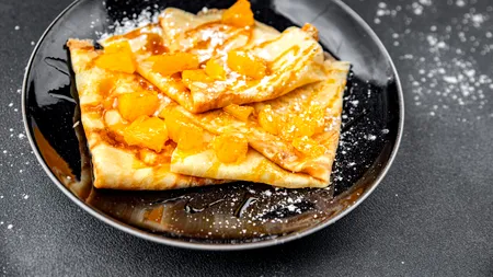 Cum prepari clătite pufoase cu caise. Desertul rapid pentru zilele de vară