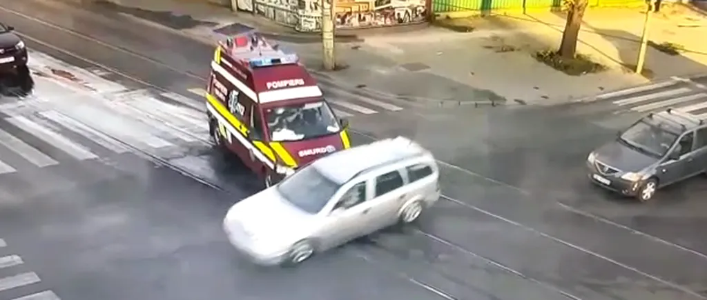 Accident între o ambulanță SMURD și un autoturism, la Galați. Impactul a fost surprins de camerele de supraveghere din zonă (VIDEO)