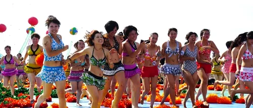 Au intrat în Guinness World cu o paradă în bikini. GALERIE FOTO
