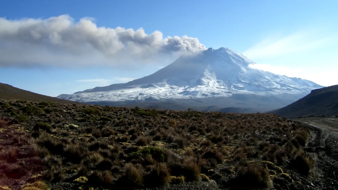 Alertă în Peru: un vulcan s-a ''trezit'' și aruncă cenușă pe o rază de 10 kilometri