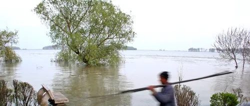 Un bărbat care pescuia pe Lacul Morii din Capitală, căutat de scafandrii ISU, după ce A DISPĂRUT din barcă