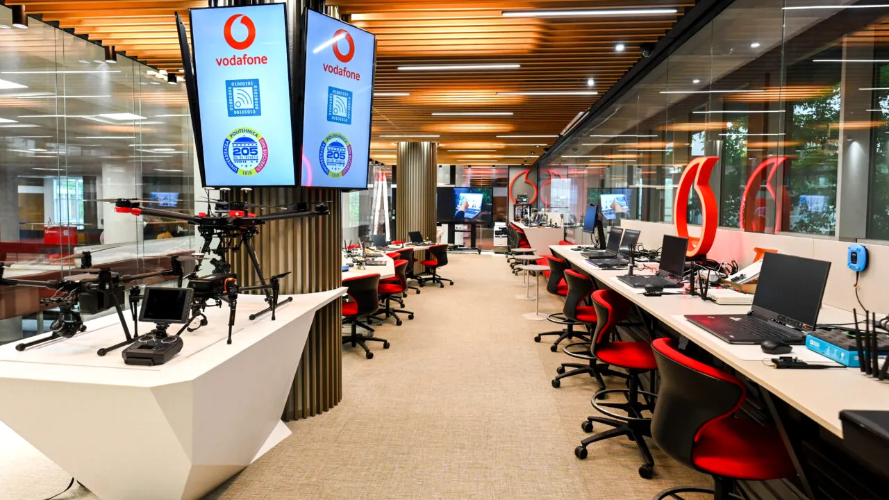 Vodafone România construiește prima rețea mobilă privată educațională 5G Standalone în cadrul Univ. Naț. de Știință și Tehnologie POLITEHNICA