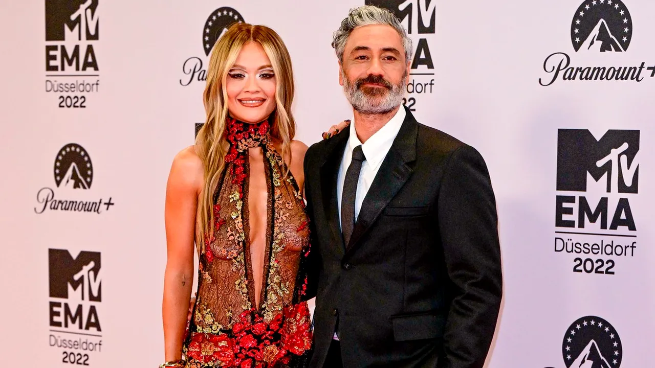 Rita Ora confirmă că este căsătorită cu regizorul Taika Waititi
