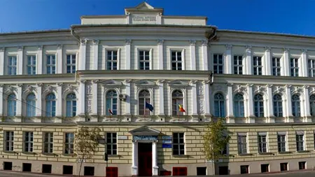 O PROFESOARĂ din Arad a ajuns la spital, după ce o bucată din tavan s-a prăbușit peste ea, în incinta școlii