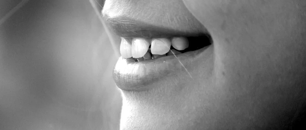 Ce alimente ajută la ALBIREA dinților/Medicii stomatologi insistă să facem asta cu regularitate