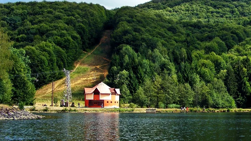 Stațiunea din România care face fotografia perfectă. Lacul de la poalele munților îi farmecă pe turiști