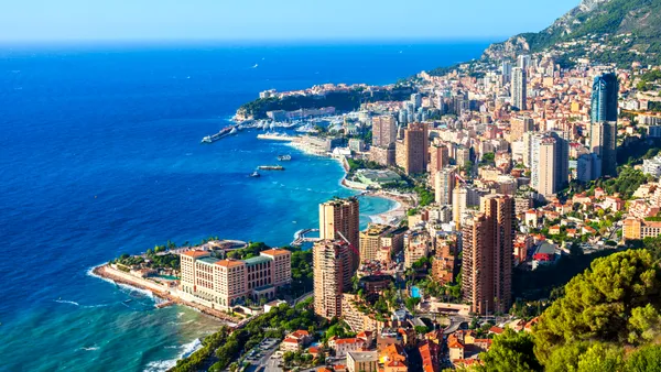 O femeie este dispusă să ofere 50.000 de lire sterline unei persoane care să o însoțească la restaurant, la teatru și în excursii la Monaco