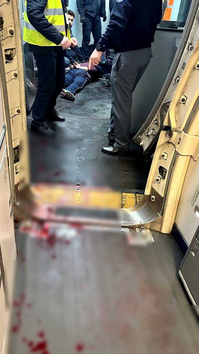 Incident grav pe Aeroportul Otopeni. Un român și-a tăiat venele cu o lamă pe care o ascunsese în gură 