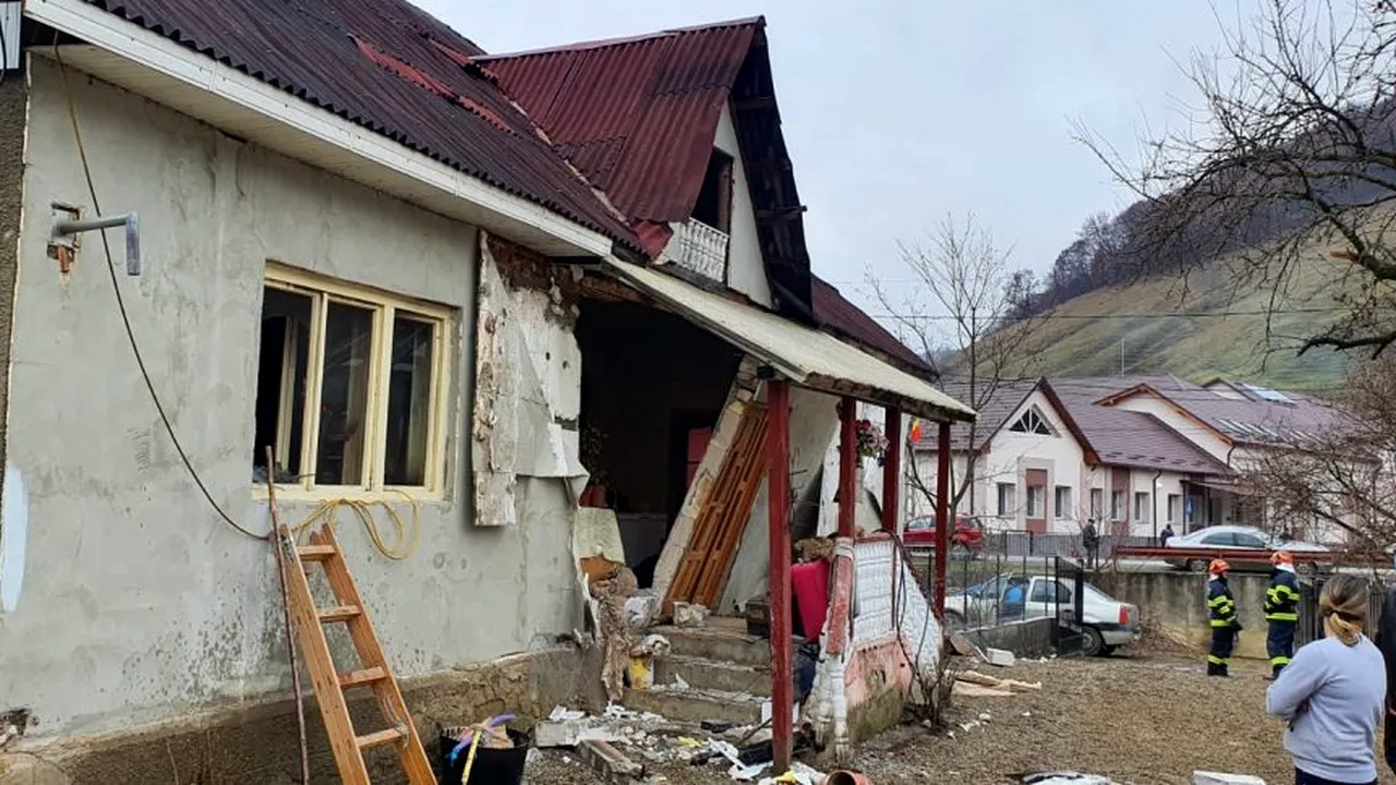 Incendiu urmat de o explozie, la o locuință din Bistrița-Năsăud. Un bărbat a suferit răni la nivelul feței