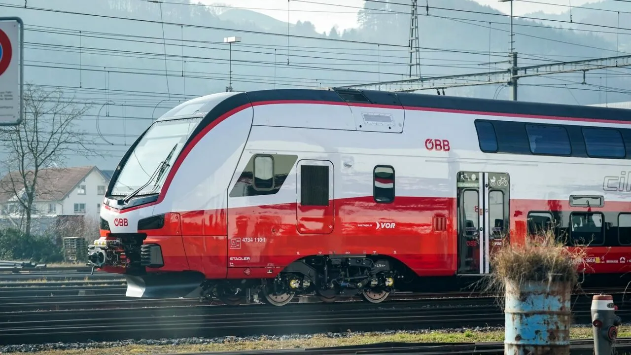 Un român a încercat să fure un tren dintr-o gară din Austria, dar nu a reușit să pornească locomotiva. Ce a făcut bărbatul, după ce a fost prins