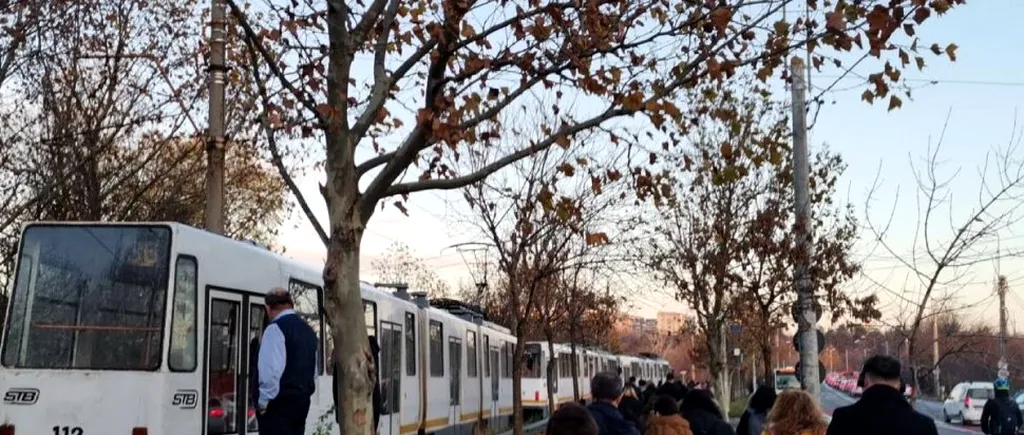 Ambuteiaj de tramvaie pe linia spre Pipera. Zeci de pasageri au fost evacuați în frig