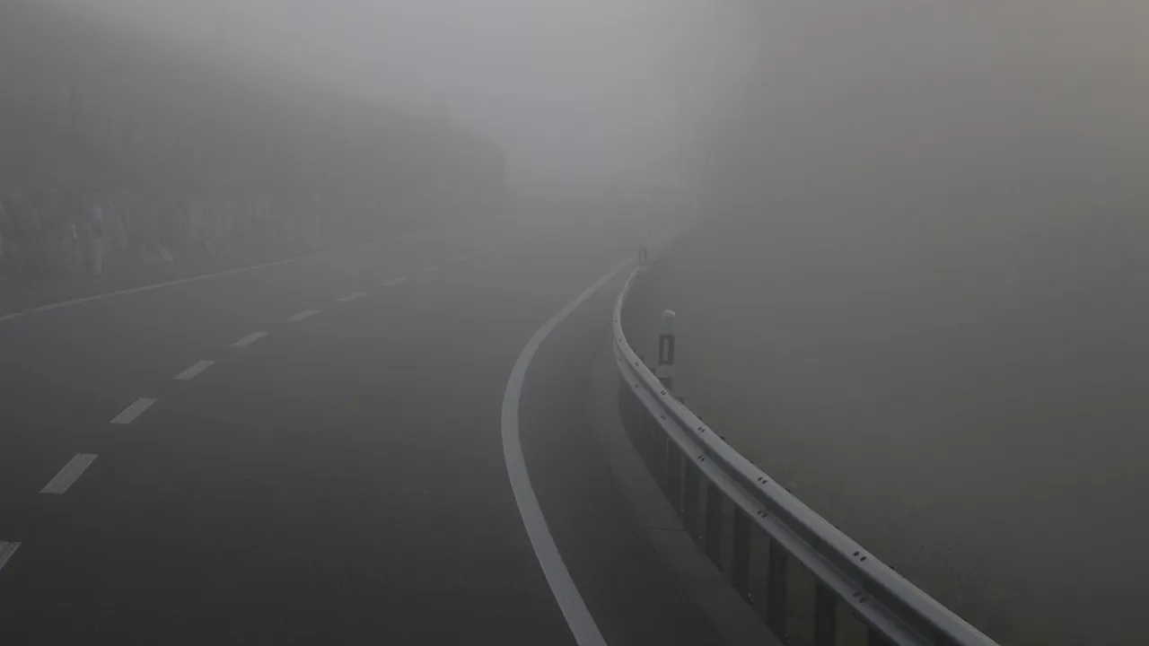 Se circulă în condiții de ceață pe A2, luni dimineață, în zona Fetești. Vizibilitatea e scăzută sub 150 de metri