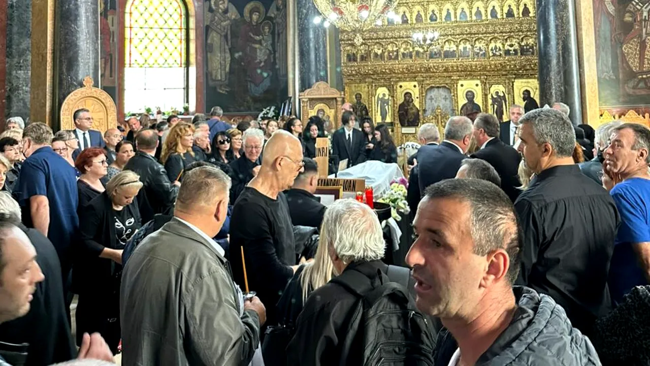 LIVE UPDATE. Alexandru Arșinel a fost înmormântat la cimitirul Bellu. Slujba, ținută cu ușile închise | FOTO, VIDEO