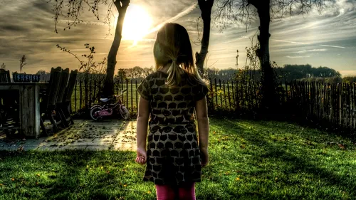 Fată de 10 ani, violată și „mituită” cu două gume de mestecat ca să tacă! Se întâmplă în cea mai săracă așezare din România