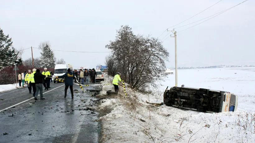 ACCIDENT DE MICROBUZ, soldat cu 9 răniți. Autovehiculul a derapat și s-a ciocnit cu o autoutilitară