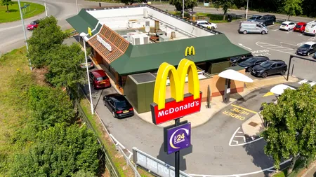 McDonald's concediază AI. Clienții s-au plâns că le procesesa comenzi bizare, precum meniuri de înghețată cu bacon