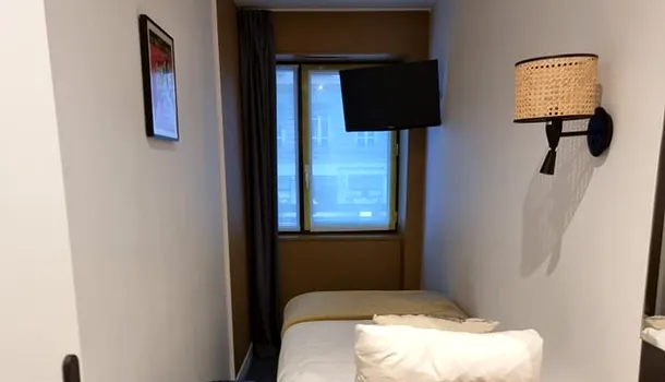 Incredibil cum arată camera în care s-a cazat un român la un hotel deloc ieftin din Franța: „M-am dus să întreb care este faza cu debaraua asta”